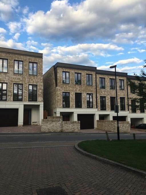 Вилла Amazing New Built Townhouse With Garden In London Хендон Экстерьер фото