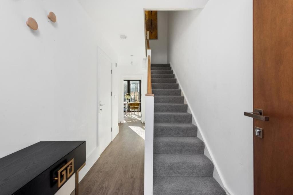 Вилла Amazing New Built Townhouse With Garden In London Хендон Экстерьер фото