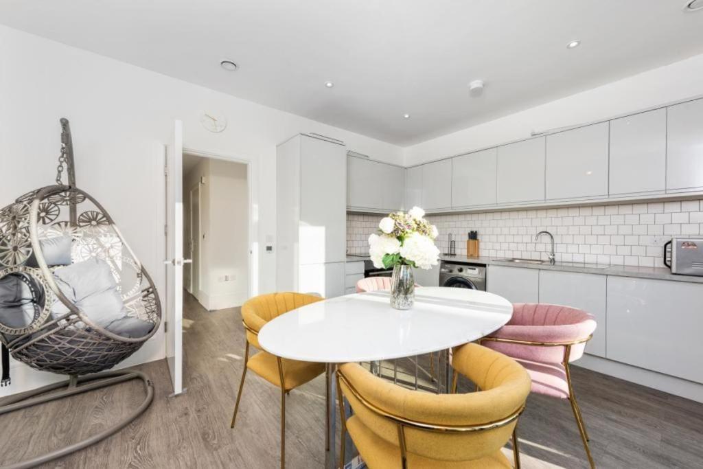 Вилла Amazing New Built Townhouse With Garden In London Хендон Экстерьер фото