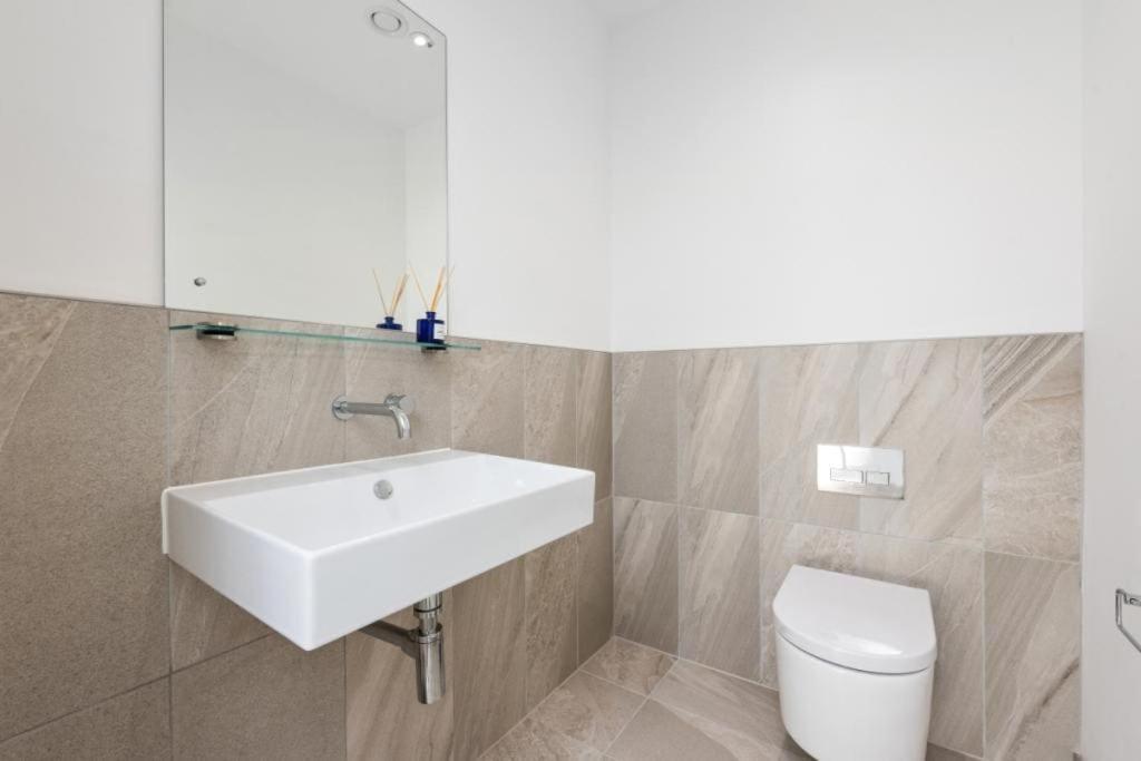 Вилла Amazing New Built Townhouse With Garden In London Хендон Экстерьер фото