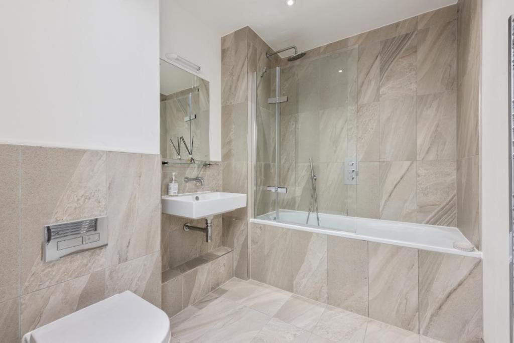 Вилла Amazing New Built Townhouse With Garden In London Хендон Экстерьер фото