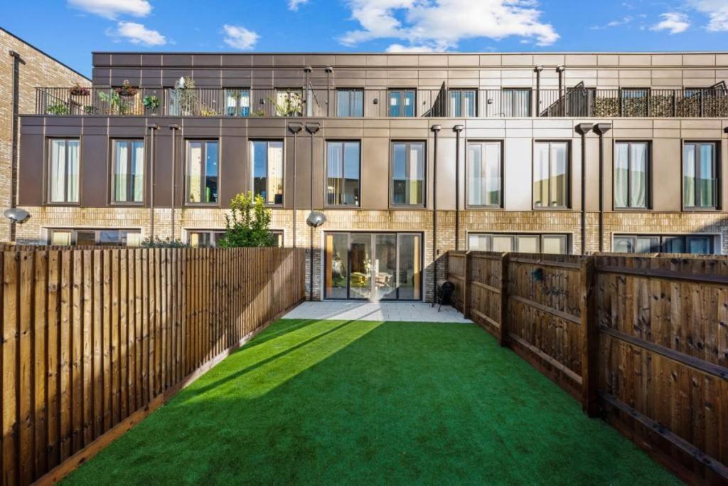Вилла Amazing New Built Townhouse With Garden In London Хендон Экстерьер фото